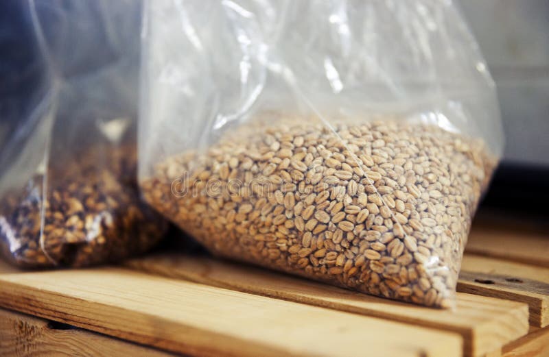 Borse di orzo e del luppolo per fare birra fotografie stock libere da diritti Borse di orzo e del luppolo per fare birra fotografie stock libere da diritti