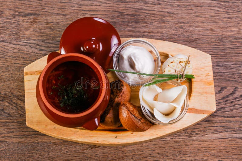 Borsht σούπα με το λίπος χοιρινού κρέατος. Borsht σούπα με το λίπος και το σκόρδο χοιρινού κρέατος