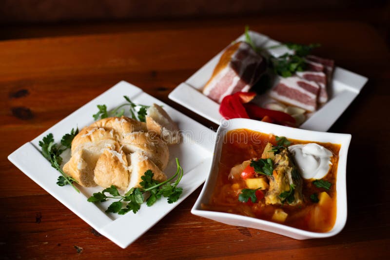 Borș tradițional cu salată de carne și pâine rustică de casă stock photo