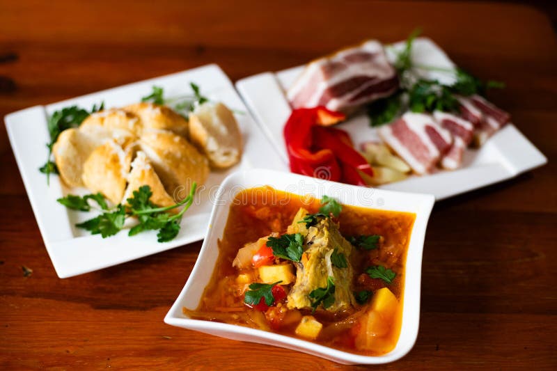 Borș tradițional cu salată de carne și pâine rustică de casă stock photo