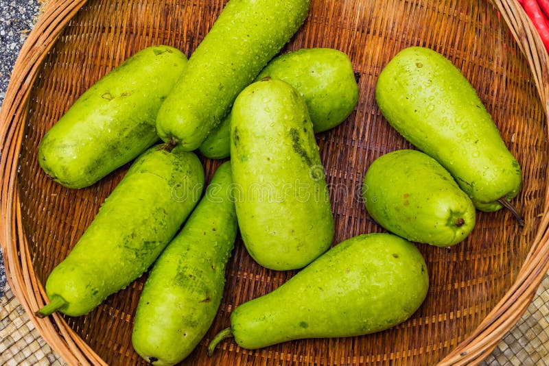 Bos van verse groene meloenen in het dienblad op de houten lijst stock afbeelding Bos van verse groene meloenen in het dienblad op de houten lijst stock afbeelding