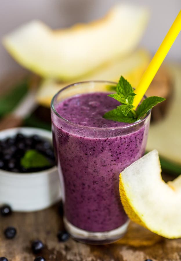 Bosbes smoothie in een glaskruik met een stro en een twijg van munt royalty-vrije stock fotografie Bosbes smoothie in een glaskruik met een stro en een twijg van munt royalty-vrije stock fotografie