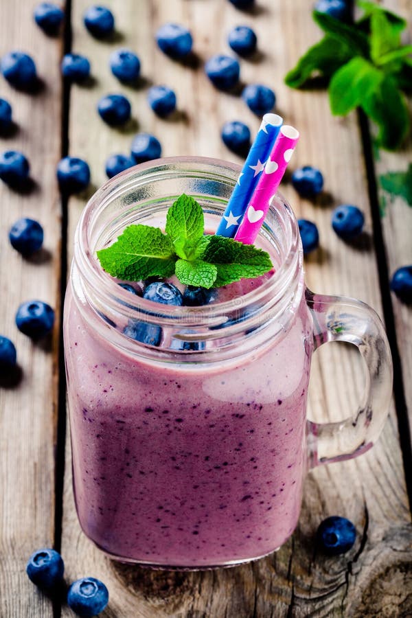 Bosbes smoothie in metselaarkruik stock afbeeldingen Bosbes smoothie in metselaarkruik stock afbeeldingen