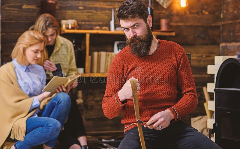 Boscaiolo con lo sguardo rigoroso e la barba folta lunga che tentano rasoio o coltello, concetto del pericolo Uomo barbuto in ret immagini stock Boscaiolo con lo sguardo rigoroso e la barba folta lunga che tentano rasoio o coltello, concetto del pericolo Uomo barbuto in ret immagini stock