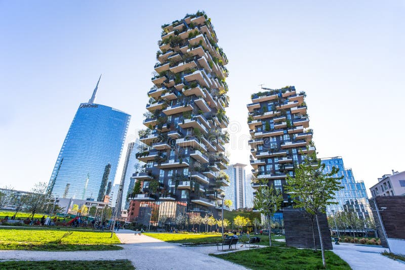 ` Bosco Verticale `, pionowo lasowi budynki, mieszkanie i Unicredit, Górujemy w terenu ` Isola ` miasto Mediolan, Włochy zdjęcie stock ` Bosco Verticale `, pionowo lasowi budynki, mieszkanie i Unicredit, Górujemy w terenu ` Isola ` miasto Mediolan, Włochy zdjęcie stock