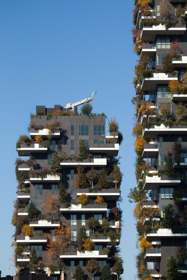 Bosco Verticale Towers en el distrito de Porta Nuova en Milán, AIE foto de archivo libre de regalías Bosco Verticale Towers en el distrito de Porta Nuova en Milán, AIE foto de archivo libre de regalías