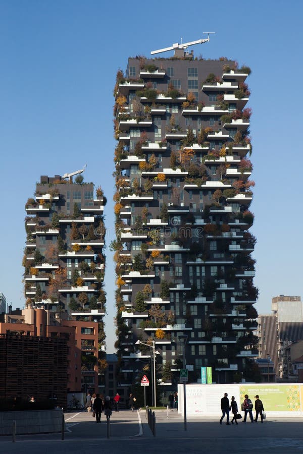 Bosco Verticale Towers en el distrito de Porta Nuova en Milán, AIE foto de archivo libre de regalías Bosco Verticale Towers en el distrito de Porta Nuova en Milán, AIE foto de archivo libre de regalías