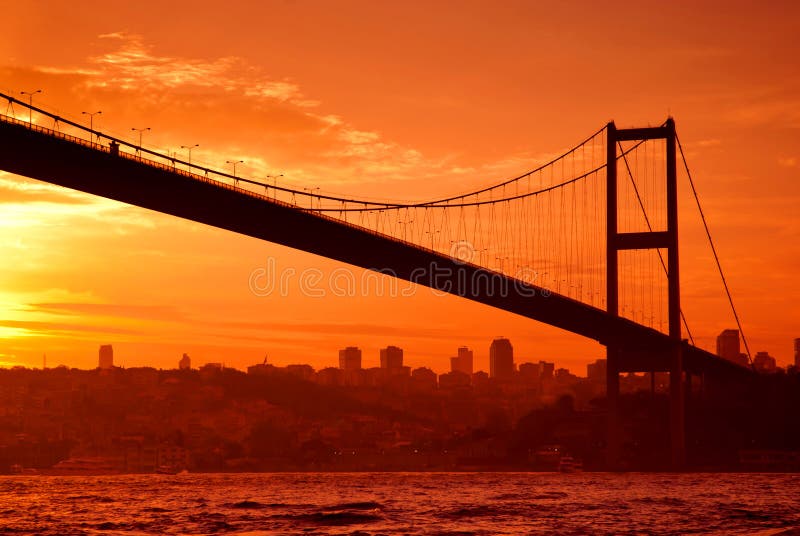 Bosphorus Brücke in Istanbul am Sonnenuntergang lizenzfreie stockbilder Bosphorus Brücke in Istanbul am Sonnenuntergang lizenzfreie stockbilder