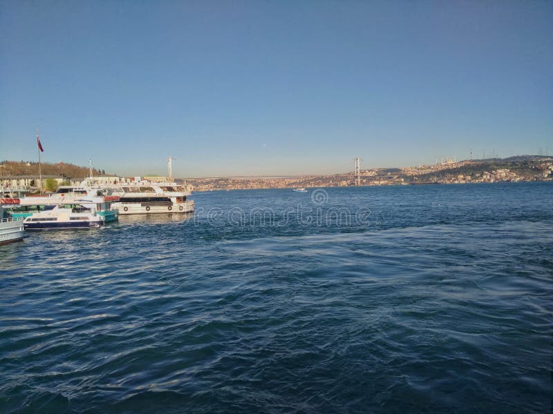 Bosphorus Foto del ponte di Bosphorus presa da un traghetto a Costantinopoli fotografie stock libere da diritti Bosphorus Foto del ponte di Bosphorus presa da un traghetto a Costantinopoli fotografie stock libere da diritti