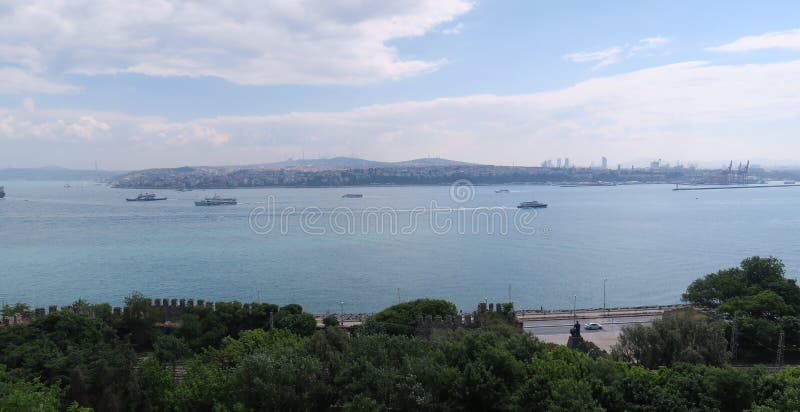 Bosphorus και μερικά σκάφη όπως βλέπει από το παλάτι Topkapi στη Ιστανμπούλ, Τουρκία στοκ εικόνα Bosphorus και μερικά σκάφη όπως βλέπει από το παλάτι Topkapi στη Ιστανμπούλ, Τουρκία στοκ εικόνα