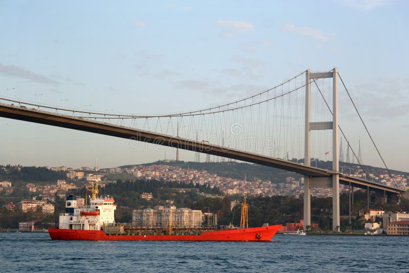 Bosporus-Brücke mit Frachter