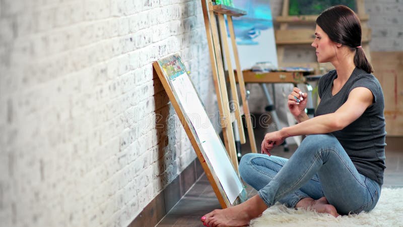 Bosquejo femenino del dibujo a pulso del pintor de la creatividad experta en tiro lleno de la lona