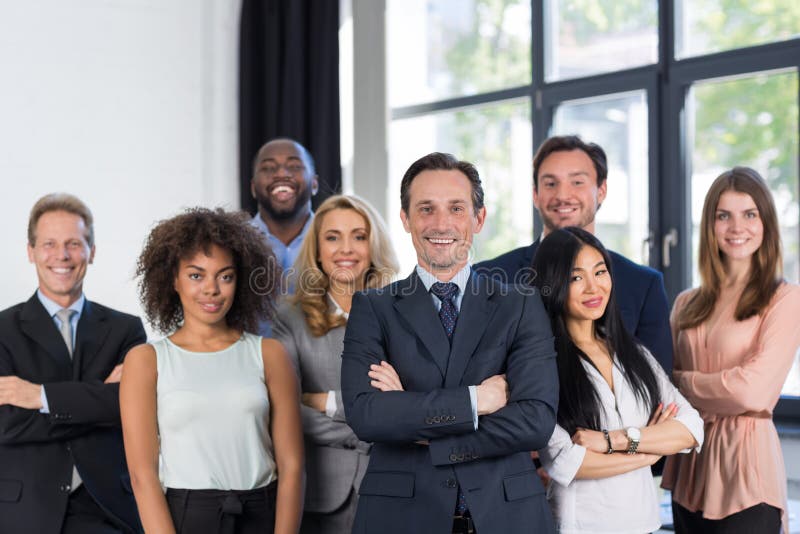 Chef Und Business-Leute-Gruppe Mit Reife Führer Auf Vordergrund-Im Office, Leadership-Konzept, Erfolgreiche Mix Race Team Von Geschäftsleuten In Anzügen, Professionelle Mitarbeiter Glücklich Lächelnd.