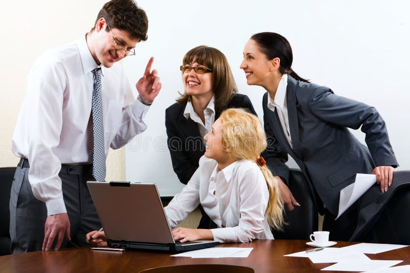 Bossage donnant l'instruc important image libre de droits Bossage donnant l'instruc important image libre de droits