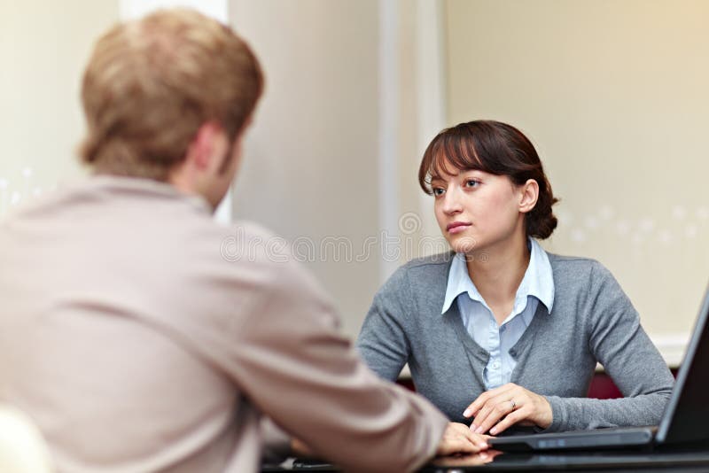 Bossage parlant à son employé photo libre de droits Bossage parlant à son employé photo libre de droits
