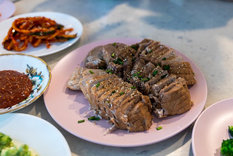 bossam, carne di maiale bollita mangiata con salsa salata e avvolta in verde, bossam kimchi immagini stock bossam, carne di maiale bollita mangiata con salsa salata e avvolta in verde, bossam kimchi immagini stock