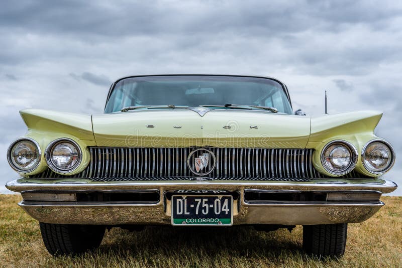 17 bosschenhoofd/netherlands-JUNI, 2018: vooraanzicht van klassiek Buick Electra bij een klassieke automeetin stock foto's 17 bosschenhoofd/netherlands-JUNI, 2018: vooraanzicht van klassiek Buick Electra bij een klassieke automeetin stock foto's