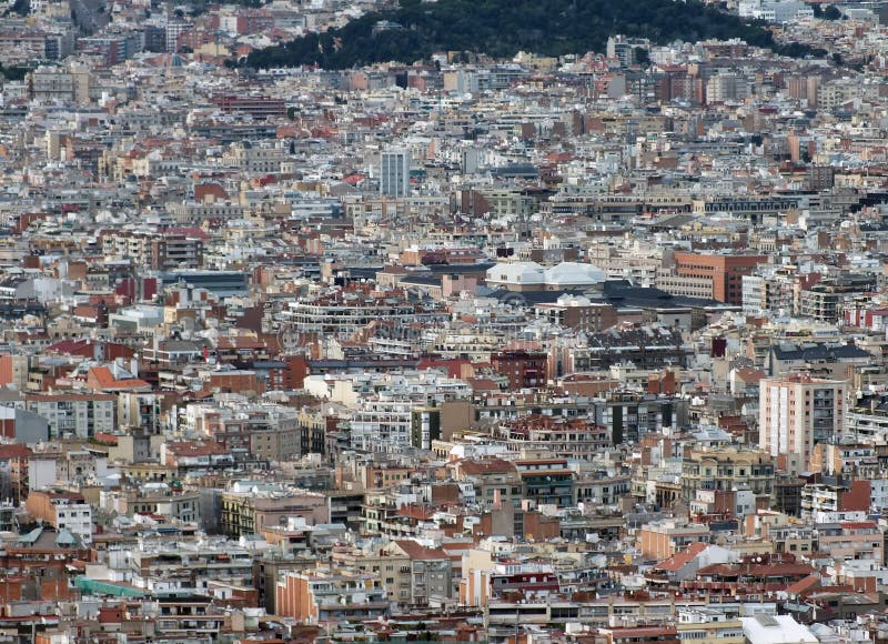 Bostads- panorama- flyg- stads- landskap av den barcelona visningen och affärsområden med synliga hundratals byggnader royaltyfria bilder Bostads- panorama- flyg- stads- landskap av den barcelona visningen och affärsområden med synliga hundratals byggnader royaltyfria bilder