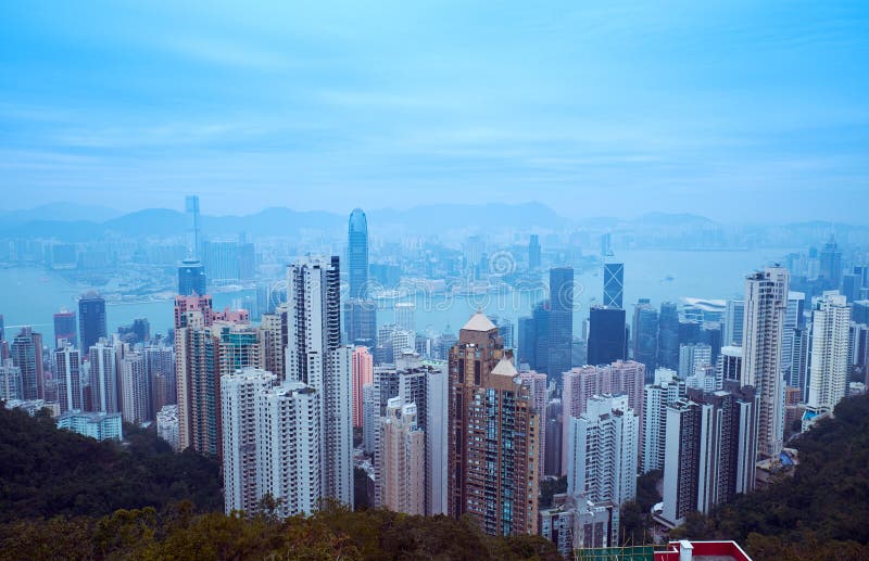 Bostadsbyggnader och kontorsbyggnader i hong kong. visionen från segrartoppen
