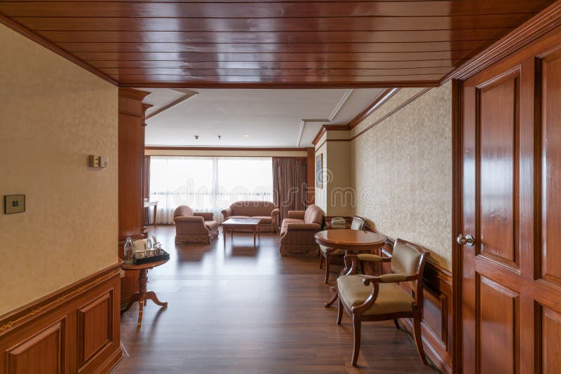 Bostadsrum med träfurnityr av en stor svit på ett lyxhotell royaltyfri foto Bostadsrum med träfurnityr av en stor svit på ett lyxhotell royaltyfri foto