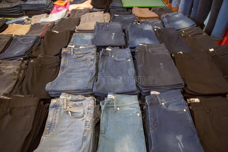 Bostanli/Izmir/die Türkei am 20. Februar 2019 Bostanli-Gewebe, Kleid, Baumwollstoffmarktbasar Bospa lizenzfreie stockbilder Bostanli/Izmir/die Türkei am 20. Februar 2019 Bostanli-Gewebe, Kleid, Baumwollstoffmarktbasar Bospa lizenzfreie stockbilder
