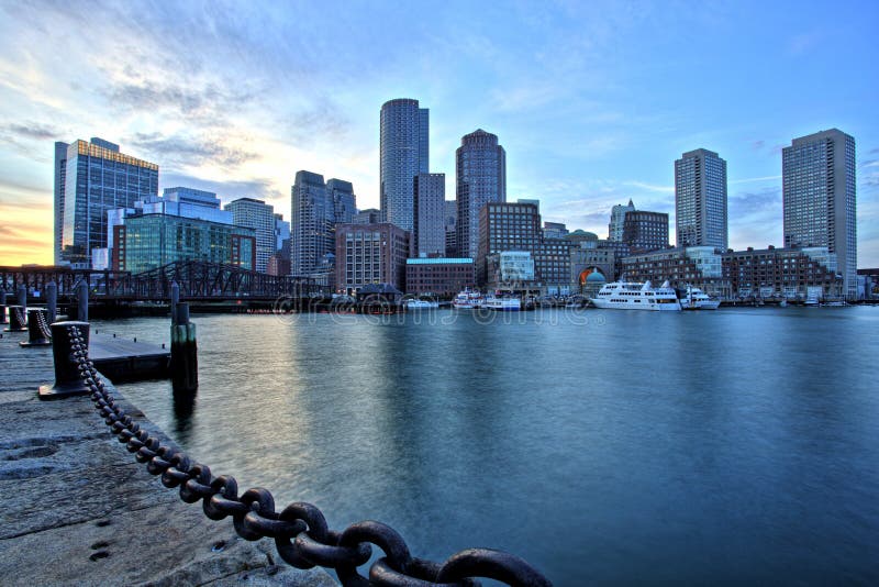Boston linia horyzontu z Pieniężnym okręgiem i Boston schronieniem przy zmierzchem obrazy royalty free Boston linia horyzontu z Pieniężnym okręgiem i Boston schronieniem przy zmierzchem obrazy royalty free