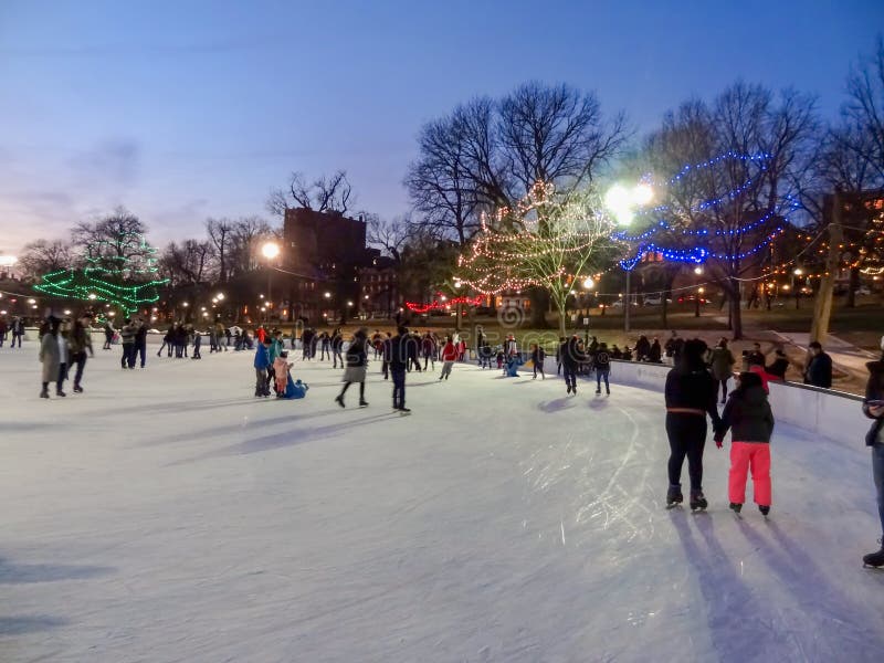 Boston MA, 21 gennaio 2018 Abstract sfocia i pattinatori di ghiaccio al parco a tarda sera