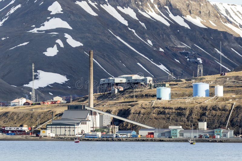 Bosättning av Longyearbyen på Svalbard, Spitsbergen, Norge royaltyfri foto Bosättning av Longyearbyen på Svalbard, Spitsbergen, Norge royaltyfri foto