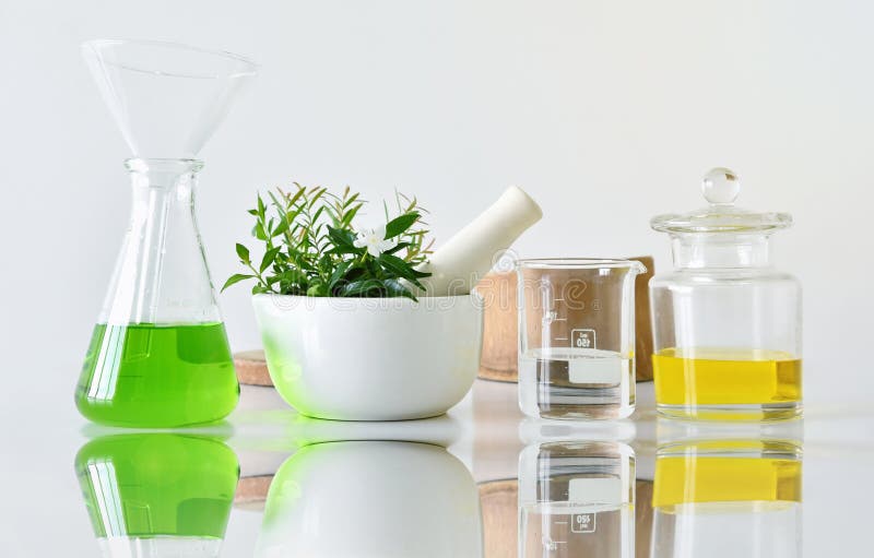 Botanique organique naturelle et verrerie scientifique, médecine alternative d'herbe, produits de beauté naturels de cosmétique d