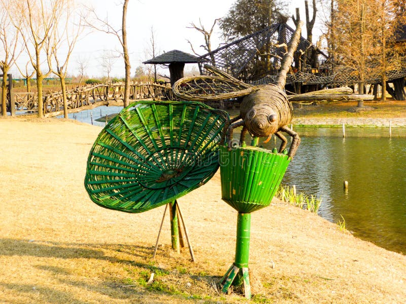 Botanische Skulptur der Libelle