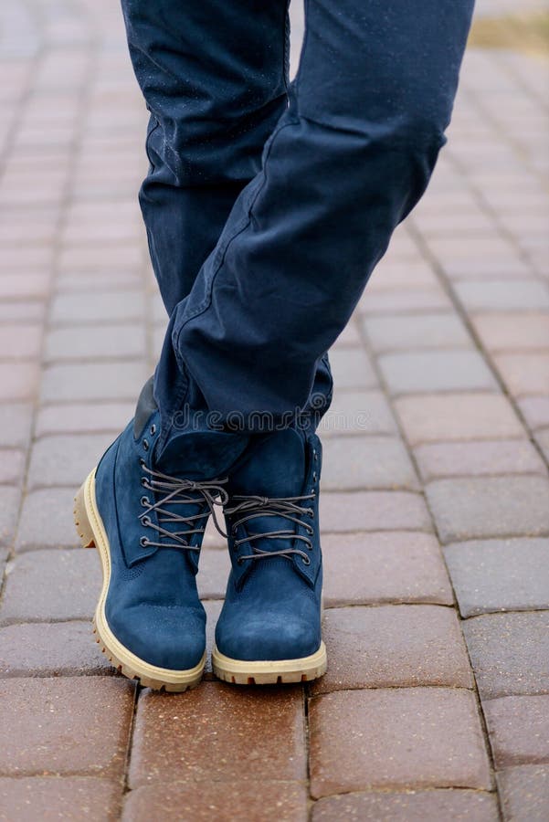Inferir Adjuntar a equivocado Botas Azules En Las Piernas De Los Hombres En Tejanos Imagen de archivo -  Imagen de muchacho, calzado: 130861495