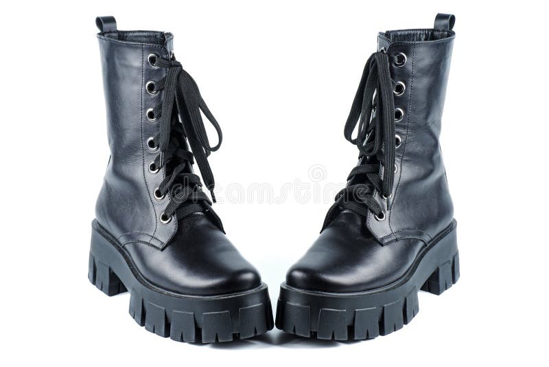 Botas De Cuero . Zapatillas Femeninas Modernas De Moda De Cuero Negro. Botas De Estilo Militar Para Mujeres de archivo - de recorrido, zapatos: 203883258