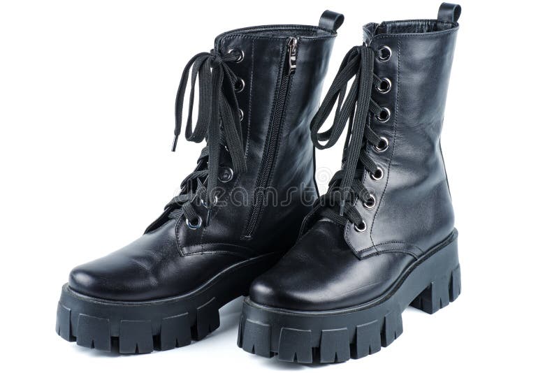 De Cuero Negro . Zapatos Modernos De Moda Mujer De Cuero Negro. Botas Estilo Militar Para Mujer Foto de - Imagen de zapatos, objeto: 218050368