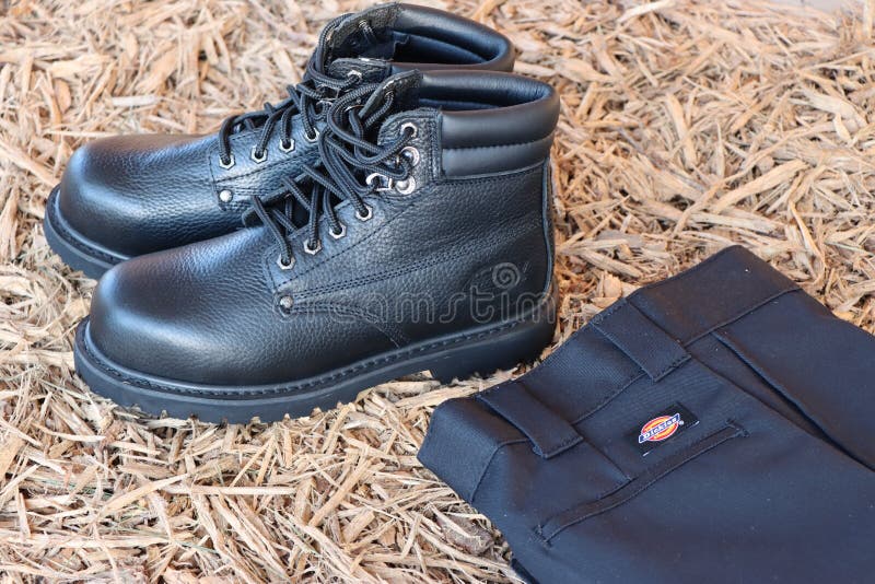 Botas De Trabajo Y Pantalones Los Dickies Negros. Imagen de archivo editorial - Imagen de nuevo, metal: 223497684