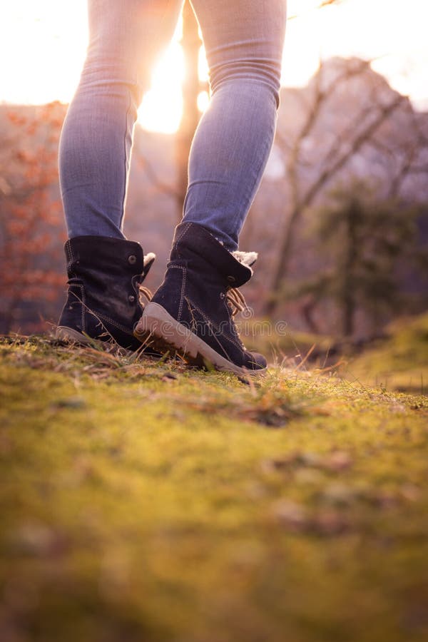 Botas De Una Joven Cortada Aire En El Otoño De Timberland Foto de archivo - Imagen de hermoso, musgo: 176348866