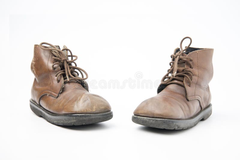 Botas marrons velhas isoladas em um fundo branco fotografia de stock royalty free Botas marrons velhas isoladas em um fundo branco fotografia de stock royalty free