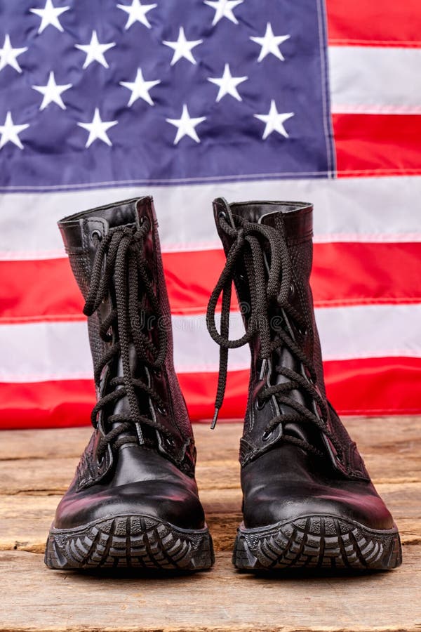 Botas Militares Del Soldado Contra Fondo De La Bandera Americana Imagen de archivo - Imagen unido, ejército: 117599721