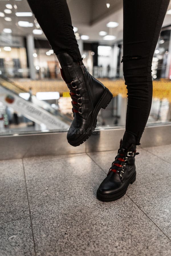 cupón hipoteca espada Botas Negras De Cuero Brutales De Moda Con Cordones Rojos En Piernas Femeninas Cierre Calzado De Otoño-invierno Nueva Juventud De Imagen de archivo - Imagen de mirada, hermoso: 197096403 cupón hipoteca espada Botas Negras De Cuero Brutales De Moda Con Cordones Rojos En Piernas Femeninas Cierre Calzado De Otoño-invierno Nueva Juventud De Imagen de archivo - Imagen de mirada, hermoso: 197096403