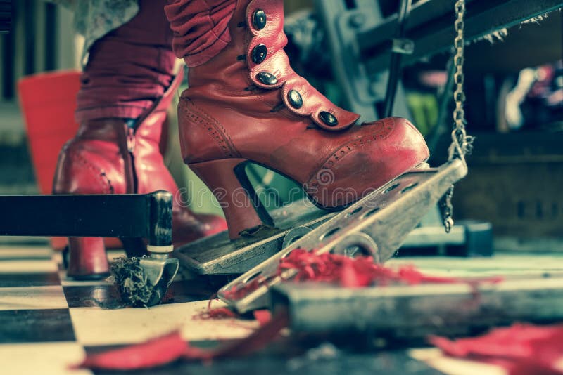 Botas rojas de la moda de la costurera en la máquina de coser foto de archivo Botas rojas de la moda de la costurera en la máquina de coser foto de archivo