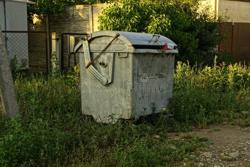 Bote De Basura Cerrado Fotos - Libres de Derechos y Gratuitas de Dreamstime