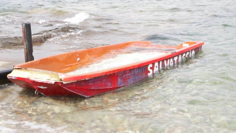 Bote de rescate en el lago con escritura en salvataggio italiano que significa rescate en inglés