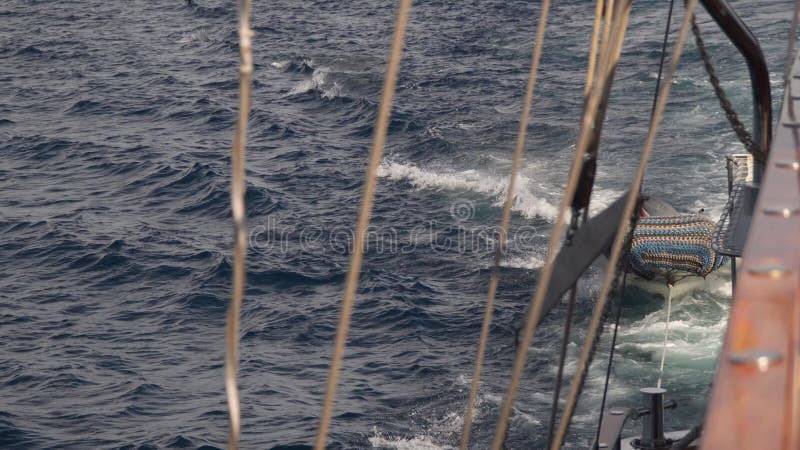 Bote de salvamento atado a un yate flotante