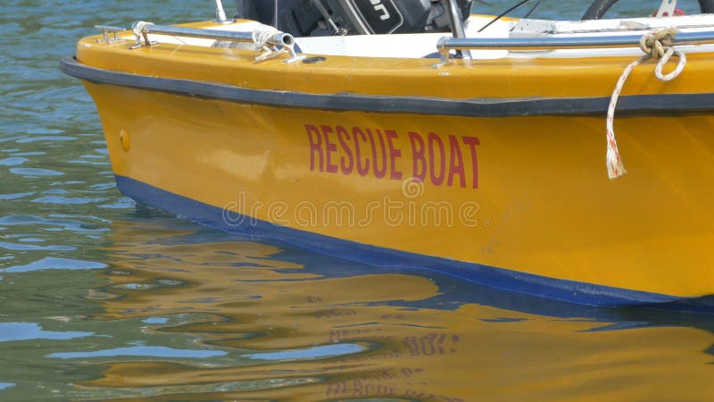 Bote de salvamento en el agua