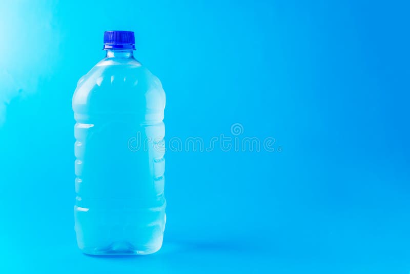 botella de agua limpia y clara vacía aislada sobre un fondo blanco 9051773  Foto de stock en Vecteezy