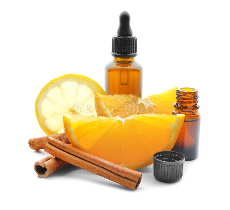 Botella de aceite esencial de la fruta cítrica, de palillos de canela y de frutas en el fondo blanco imágenes de archivo libres de regalías Botella de aceite esencial de la fruta cítrica, de palillos de canela y de frutas en el fondo blanco imágenes de archivo libres de regalías