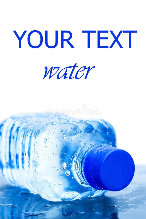 Botella de agua aislada sobre blanco