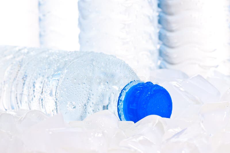 Botella de agua mineral en cierre del hielo para arriba fotografía de archivo Botella de agua mineral en cierre del hielo para arriba fotografía de archivo