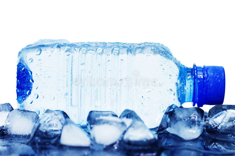 Botella de agua mineral fría con los cubos de hielo