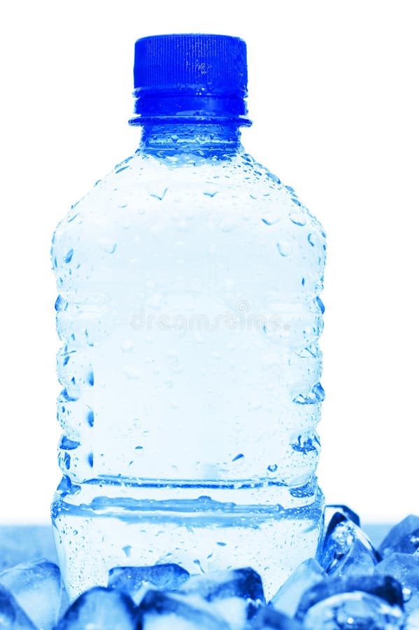 Botella de agua mineral fría con los cubos de hielo