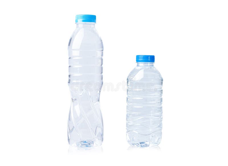 pequeña botella de agua de plástico con gotas de agua y tapa abierta sobre  fondo blanco. botellas de agua de plástico para envasar agua. agua limpia  fresca, frescura 13095032 Foto de stock